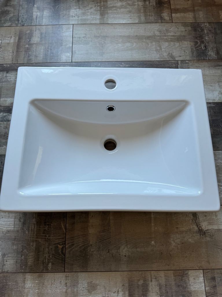 New 600mm Ceramic Bathroom Basin Como – Unused