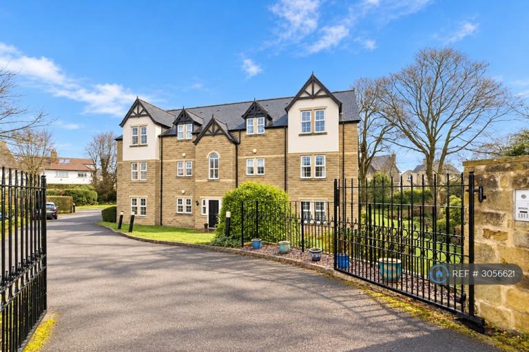 2 bedroom flat in West Park Crescent, Leeds, LS8 (2 bed) (#3056621)
