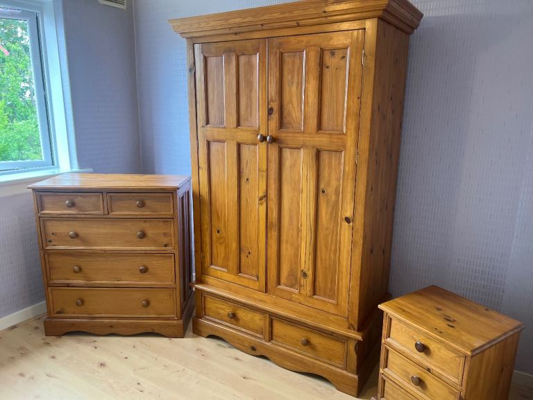Solid Pine Bedroom Furniture Set