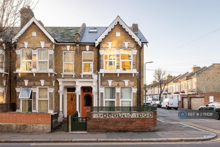 3 bedroom flat in High Road Leyton, London, E15 (3 bed) (#2711428)