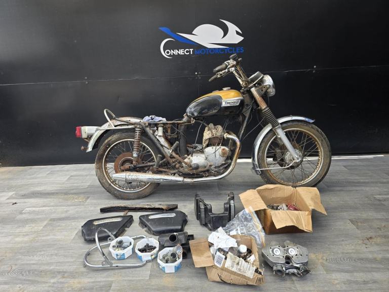TRIUMPH BONNEVILLE T140 V BARN FIND RESTORATION PROJECT 1979 HPI CLEAR