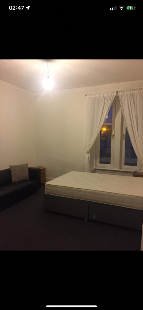 1 bedroom flat, available now G42 8PR next to queenspark train station. Niddrie road 