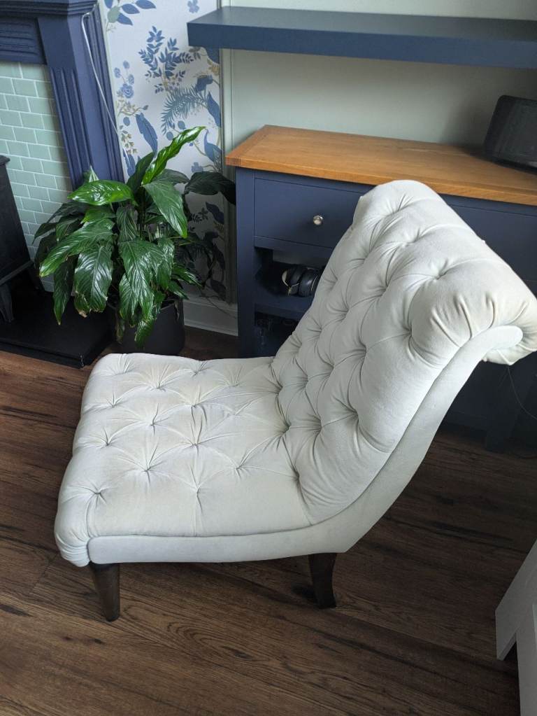 Cream Tufted Chaise Lounge Chair – Good Condition