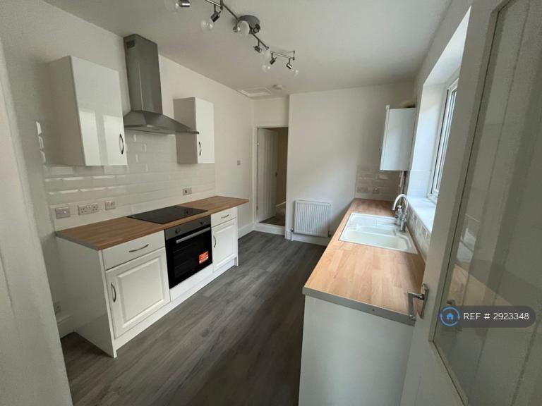 2 bedroom house in Station Road, Portsmouth, PO3 (2 bed) (#2923348)