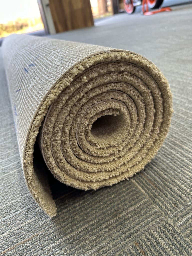 Stunning light gold colour carpet 2.7m x 1.4m BRAND NEW