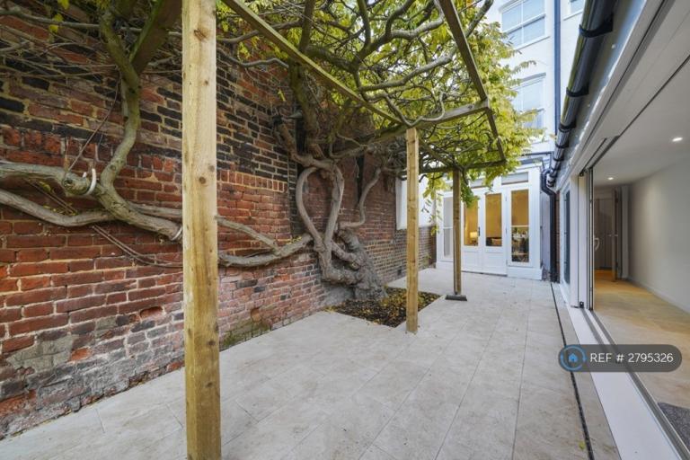 5 bedroom house in Eton High Street, Eton, Windsor, SL4 (5 bed) (#2795326)