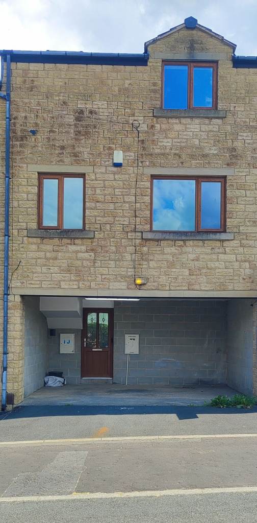 4 Bed Terraced House, Sandhall Green, HX2