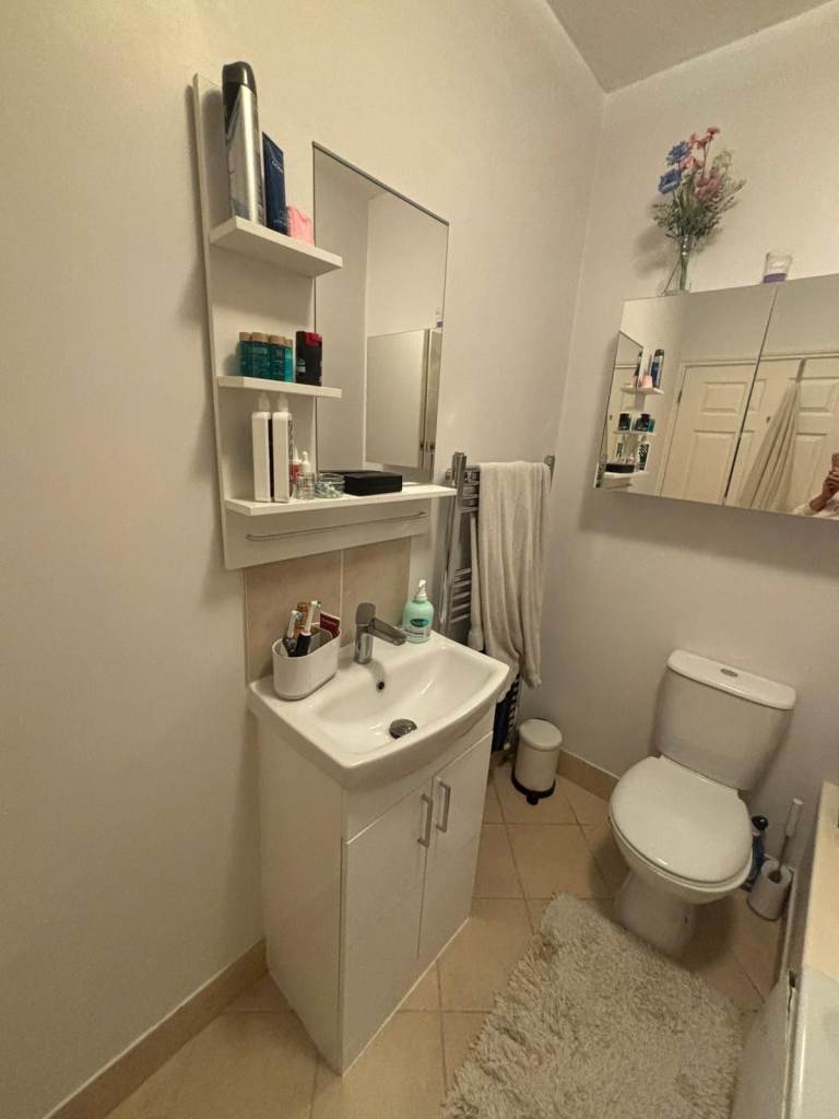 £700 PCM | One-Bedroom Flat with Garden area & Parking | Torquay
