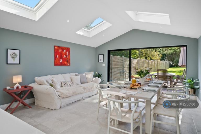 3 bedroom house in Hillview Road, London, NW7 (3 bed) (#2753188)