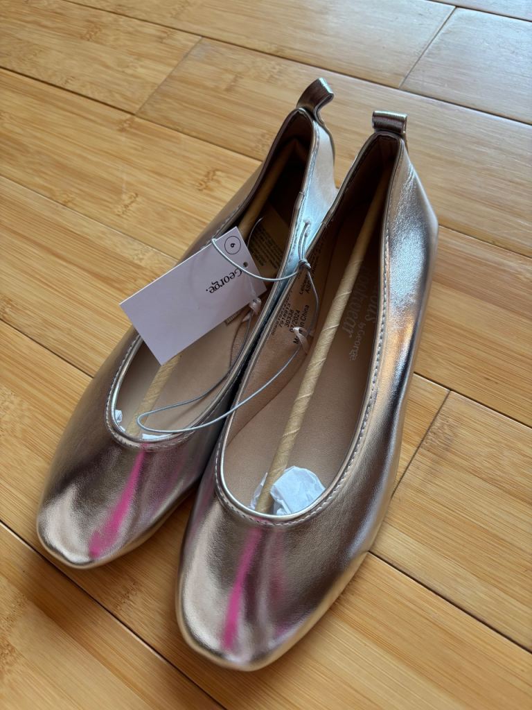Ladies New soft Silver Ballet Flats – Size uk 6 