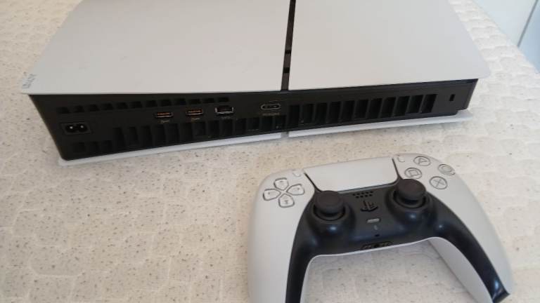 £350ONO PS5 SLIM DIGITAL EDITION 2 MONTHS OLD HARDLY USED 
