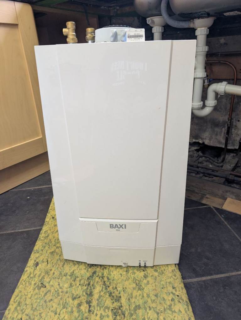 Baxi 825 Heat for sale – selling together with an Adey Micro2 filter and a brand-new flue kit.