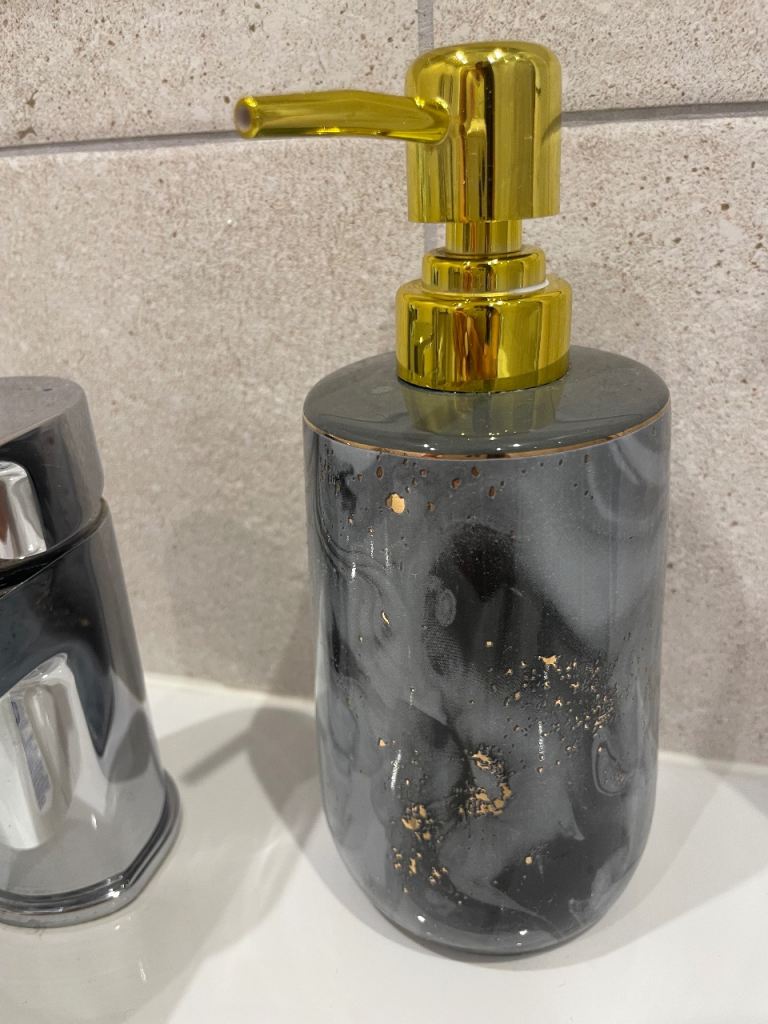 2x Grey and gold marble dispensers for £3