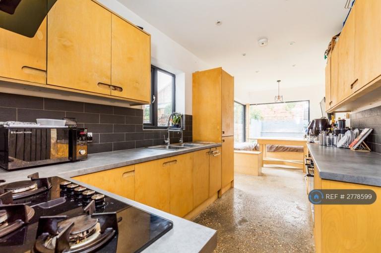 6 bedroom house in Brompton Road, Southsea, PO4 (6 bed) (#2778599)