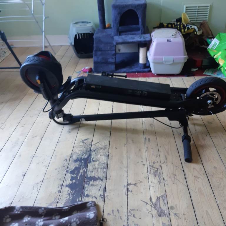 Black Electric Scooter – Needs Charger