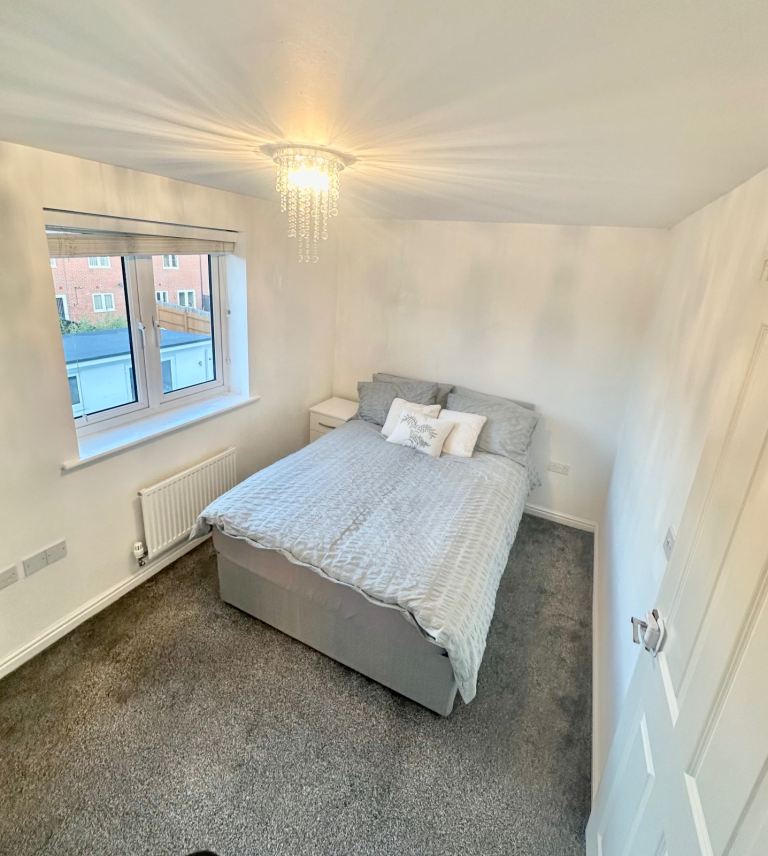 Freshly Refurbished House - Private Rd - Parking Bays