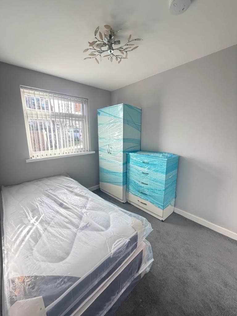Female flatmate wanted. 