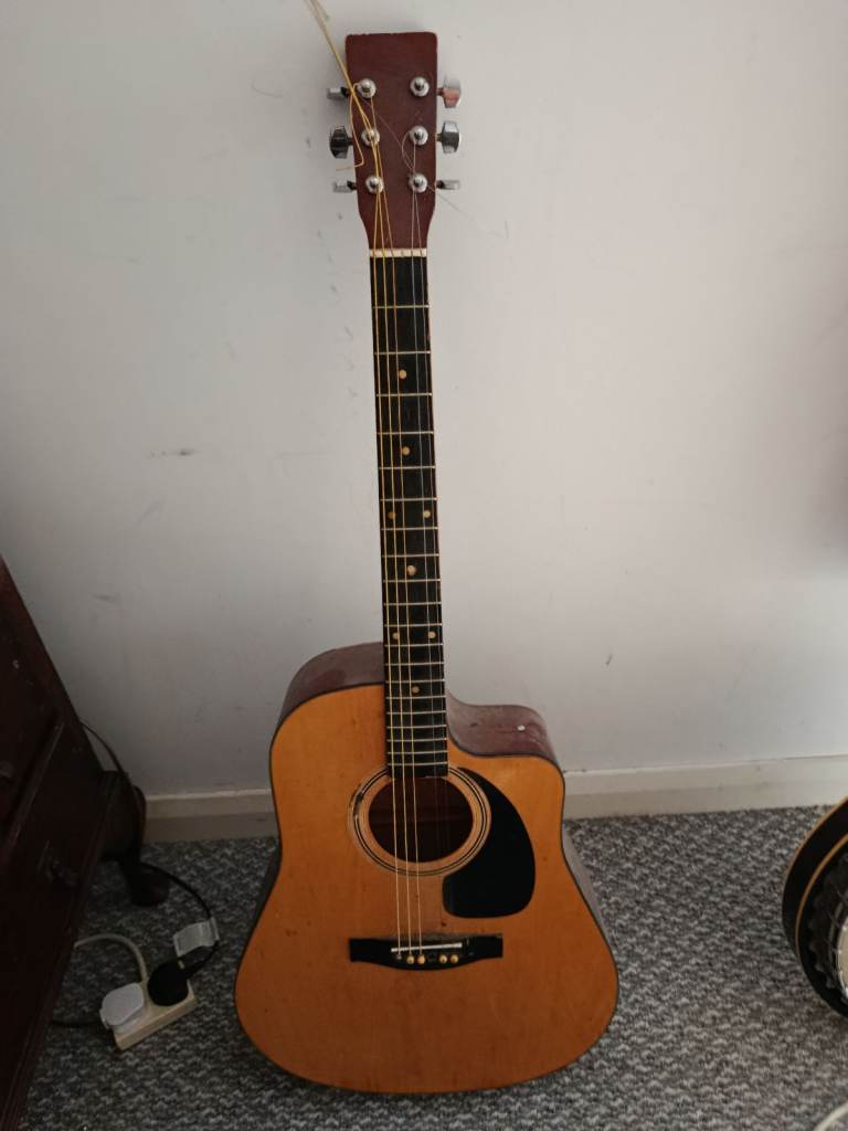 Acoustic Guitar – Good Condition, Natural Wood Finish