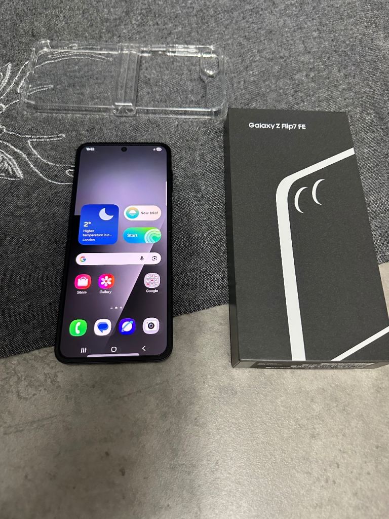 image for Samsung galaxy flip 7