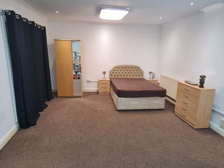 Large Ground Floor Studio to rent in Hounslow Central (TW4)