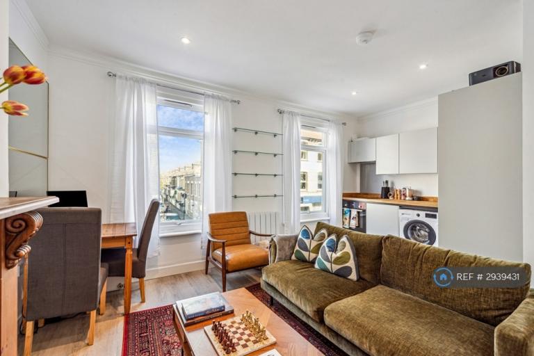 2 bedroom flat in Battersea Park Road, London, SW11 (2 bed) (#2939431)