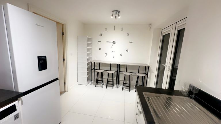 Freshly Refurbished House - Private Rd - Parking Bays