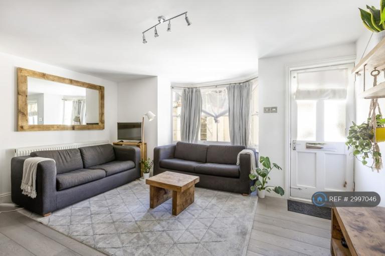 1 bedroom flat in Clapham North, London, SW4 (1 bed) (#2997046)