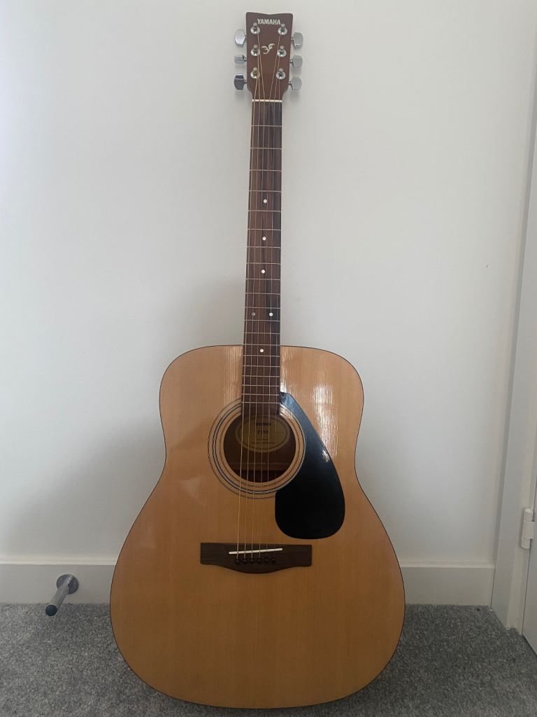 Acoustic Yamaha F310 Guitar With Beginners Bundle