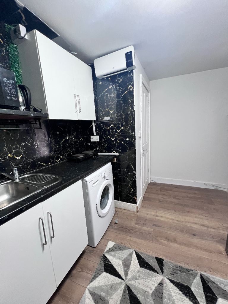 Fully furnished Compact studio available for rent in Mitcham 