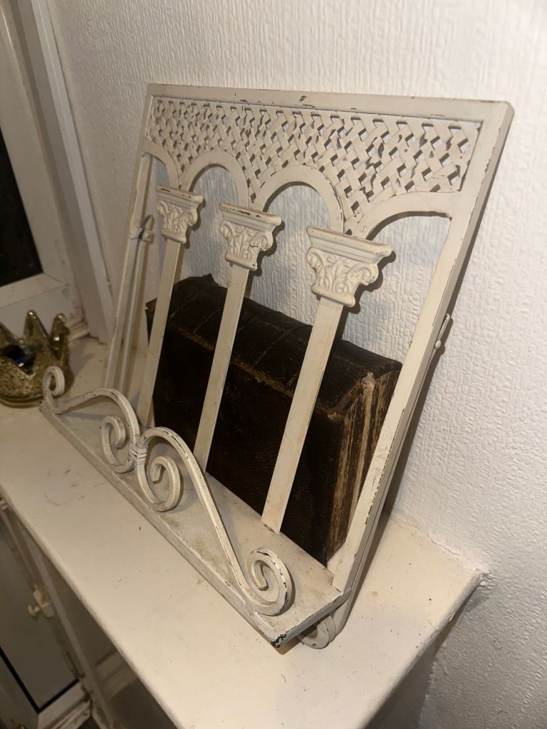 Decorative Metal Book Display Stand – Cream, Good Condition