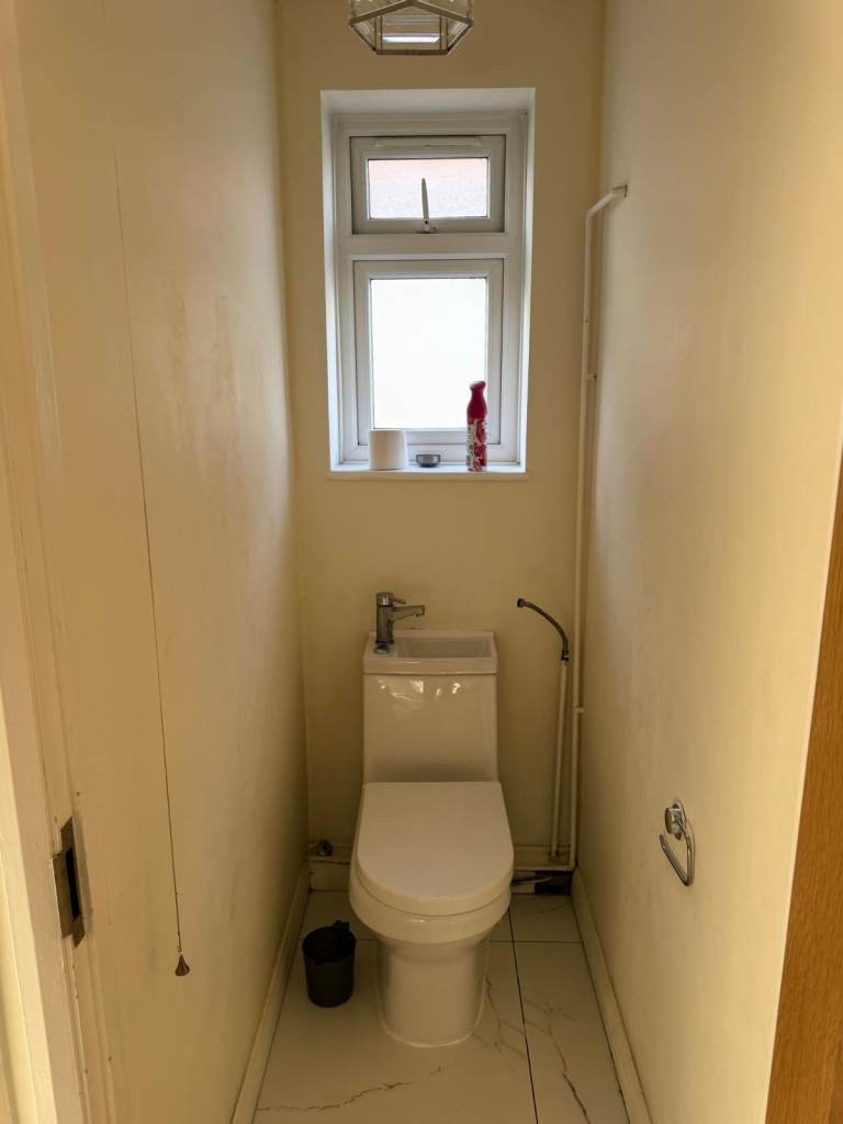 Spacious Supported Living Property – 2 Bathrooms, 2 Lounges & Large Garden - COMPANY LET ALLOWED