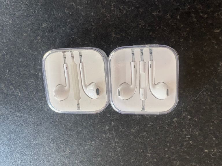 £5 o.n.o Genuine Apple EarPods 1 New I used