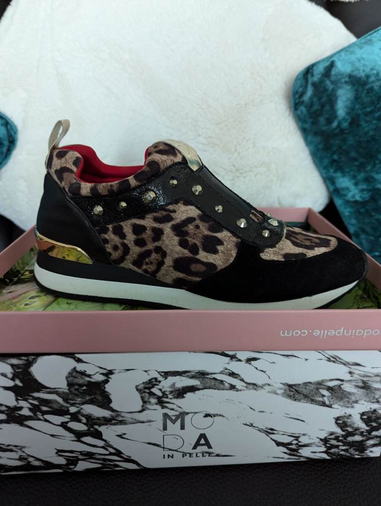 Moda Pele trainers
