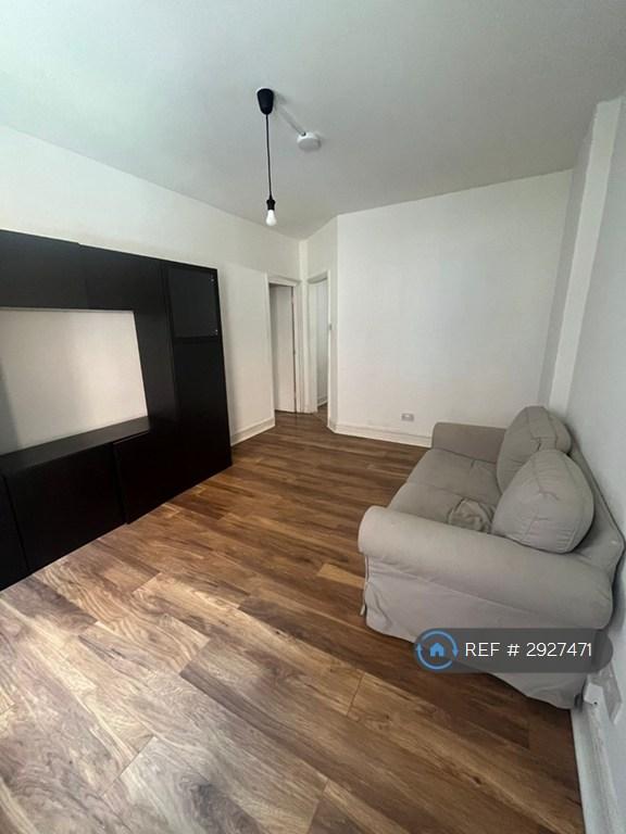 1 bedroom flat in Seven Sisters Road, London, N4 (1 bed) (#2927471)