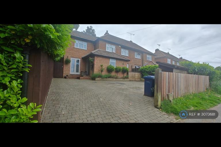 4 bedroom house in Greenfield Road, Farnham, GU9 (4 bed) (#3073681)