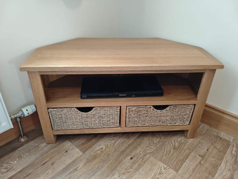 Solid Oak Corner TV Unit with 2 Wicker Storage  Baskets – As new.