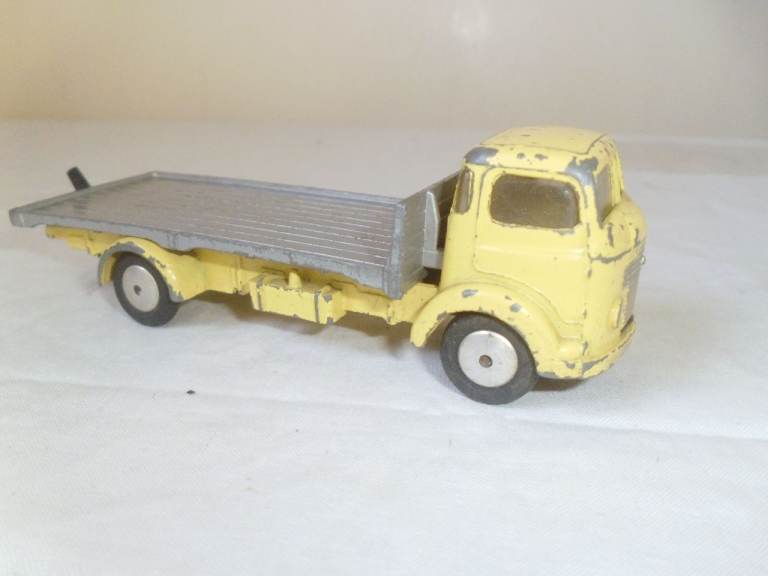 CORGI TOYS COMMER 5 TON FLATBED TRUCK