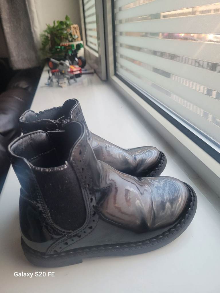 Girl black George boots Uk-8