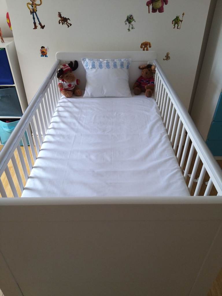 Mamas & Papas cot/bed and mattress