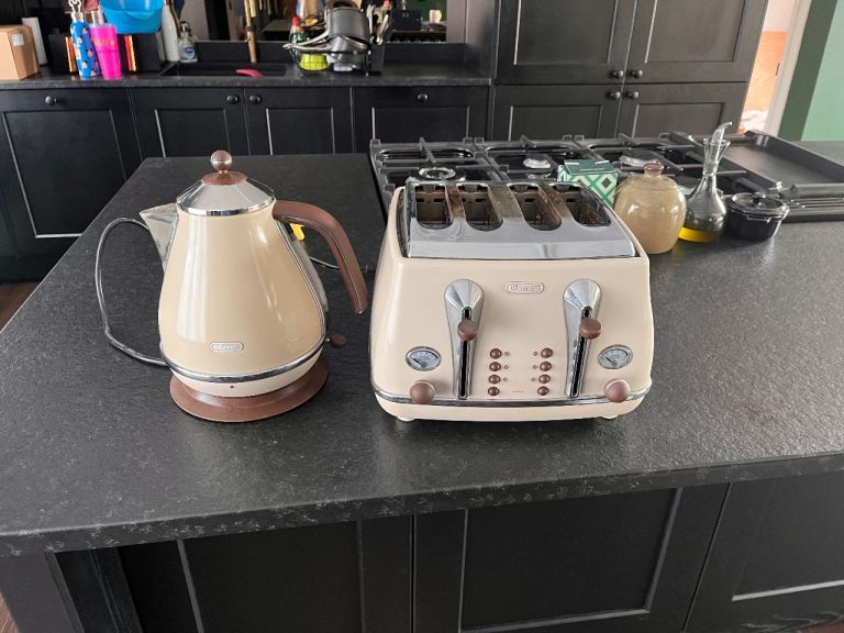 DeLonghi Icona Vintage Kettle and 4-Slice Toaster Set – Beige