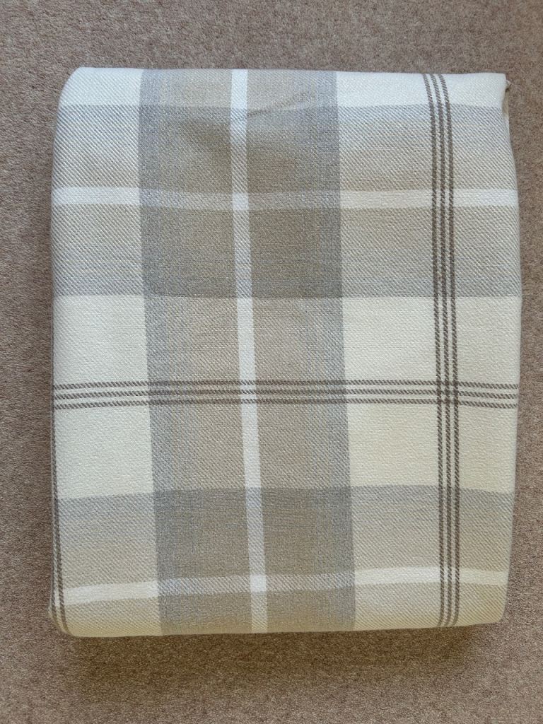 Single door curtain