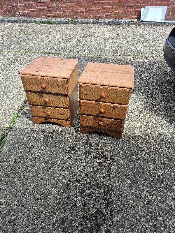Chest drawers and bedsite table 
