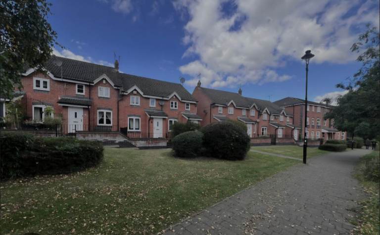 1 Double room to rent in quiet area