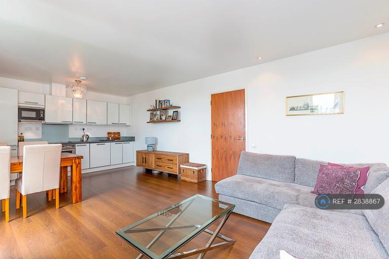 1 bedroom flat in St. John's Hill, London, SW11 (1 bed) (#2838867)