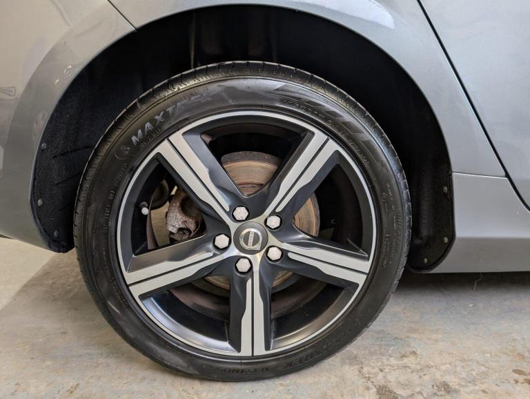 2019 Volvo V40 2.0 T2 GPF R-Design Nav Plus Euro 6 (s/s) 5dr HATCHBACK Petrol Manual