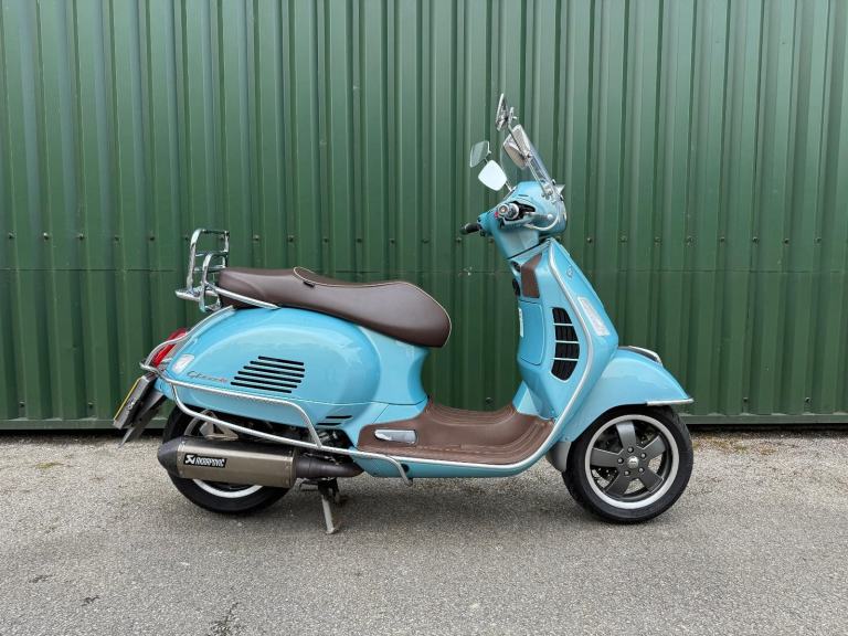 Piaggio Vespa GTS 300 Super 70th Anniversary Edition Helmet Luggage 5k Miles ABS
