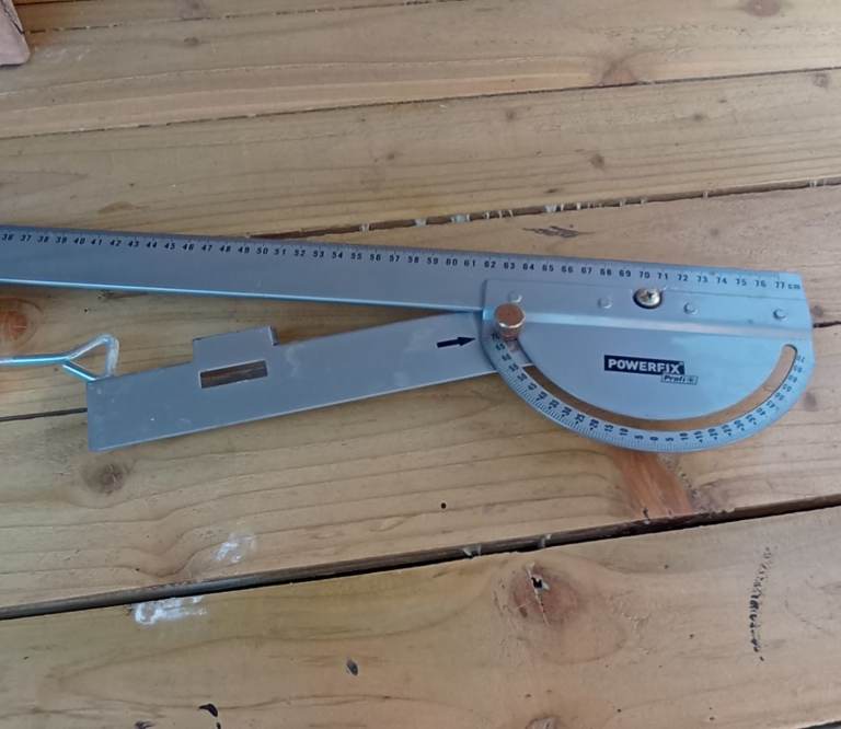 Cutting and angle guide for power saws