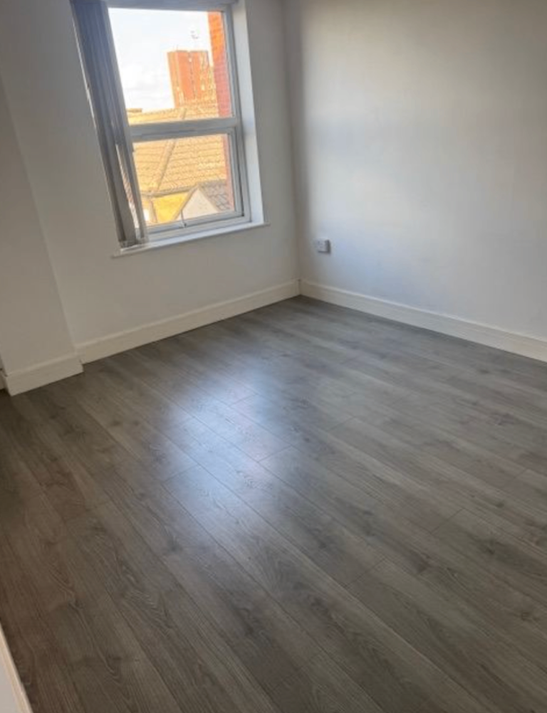 Modern 1-Bedroom Flat | Renovated | Fitted Kitchen | Parking | Rothesay Road, Luton - LU1