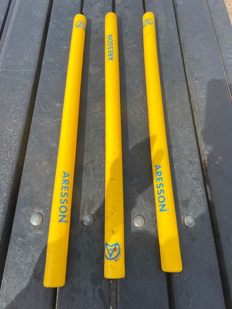 Aresson Cricket Stumps Set – Yellow, Good Condition