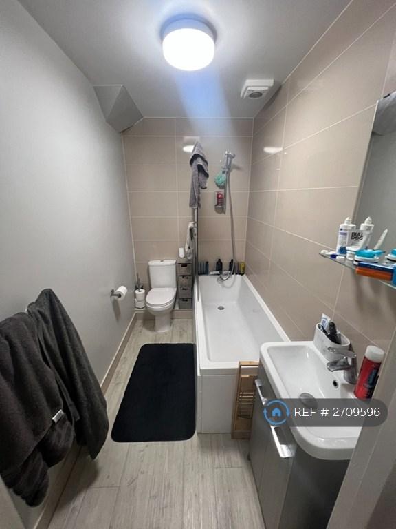 2 bedroom flat in Eltham High Street, London, SE9 (2 bed) (#2709596)